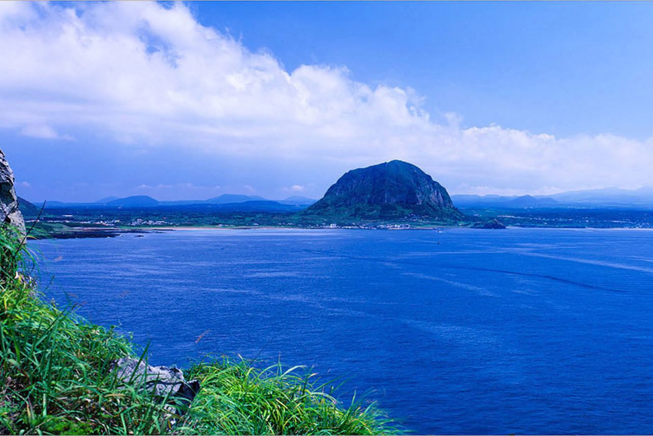 <strong>Songaksan: </strong>​Known for its 99 peaks, this Jeju volcanic mountain has a crater spanning 500 meters in diameter. It takes only an hour to walk to the highest peak, which is 104 meters above sea level.