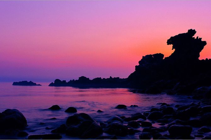 <strong>Yongduam: </strong>Yongduam, meaning "dragon head rock," is a must-visit spot for Jeju Island tourists. Rough weather makes for dramatic shots of waves crashing against the rock.