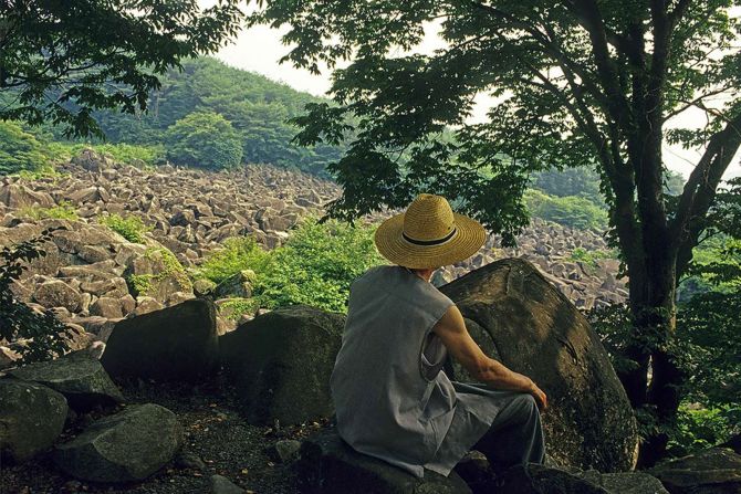 <strong>Miryang Maneosa: </strong>The thousands of floatstones around this ancient temple in South Gyeongsang Province are supposedly fishes that were turned into stone. Wishing on the rock is said to grant sons to women who were unable to conceive them before.