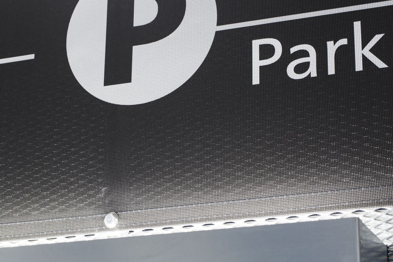 The running track reduces the need for costly electric signage, and where signs are required, simple static signs are used. 