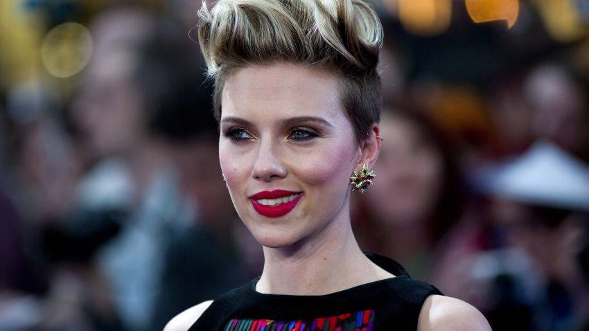US actress Scarlett Johansson poses on the red carpet for the European premiere of the film 'Avengers: Age of Ultron' in London on April 21, 2015.  AFP PHOTO / JUSTIN TALLIS        (Photo credit should read JUSTIN TALLIS/AFP/Getty Images)