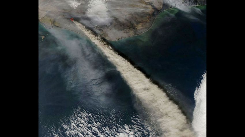 06_eyjafjallajokull-volcano-iceland-from-space-aerial-nasa