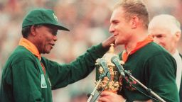 Mandela presents RWC trophy 1995