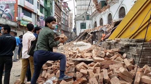 A <a href="http://www.cnn.com/2015/04/25/asia/nepal-earthquake-7-5-magnitude/index.html" target="_blank">massive earthquake</a> centered less than 50 miles from Kathmandu rocked Nepal with devastating force early Saturday. Hundreds have been killed. Americans Rob and Kari Stiles in Kathmandu described the scene as a "war zone."