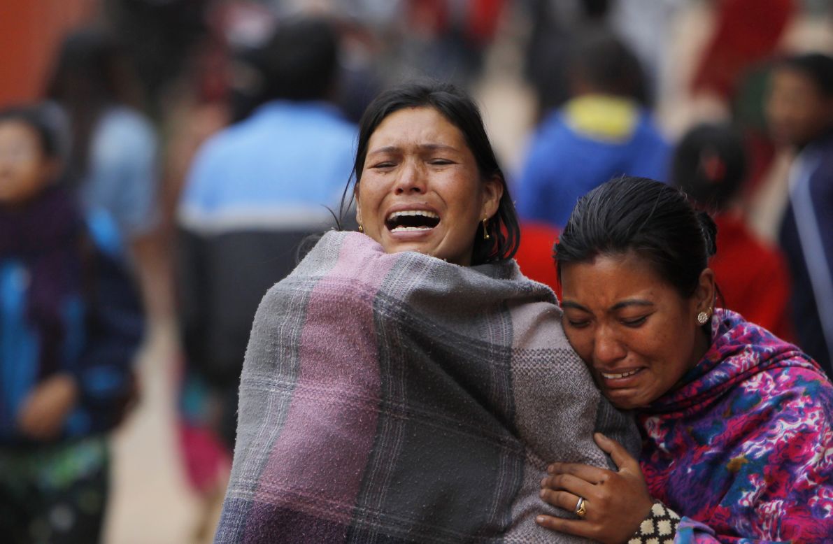 Family members break down on April 26 during the cremation of a loved one killed in Bhaktapur. 