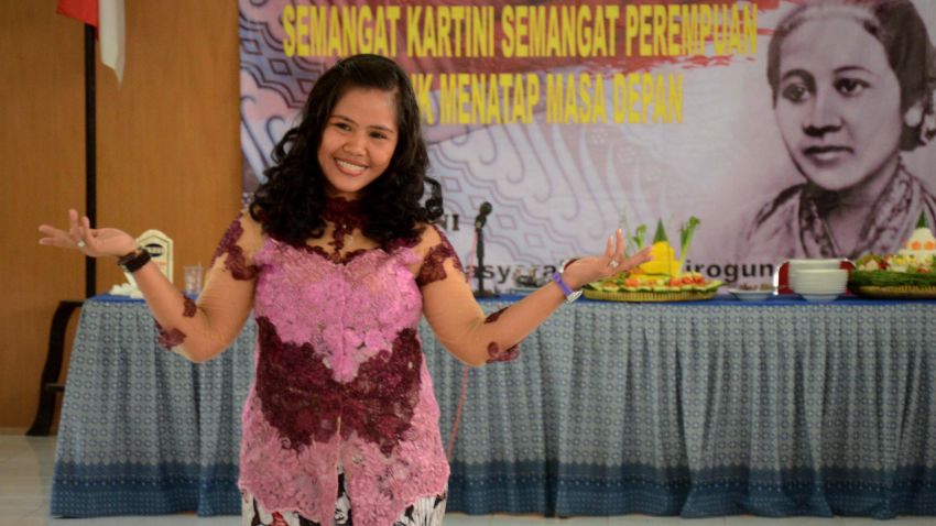 Filipina drug convict and death row prisoner Mary Jane Veloso, clad in traditional Indonesian attire, is seen during a programme celebrating Kartini Day in honour of Indonesian national hero and women's rights activist Raden Kartini at Yogyakarta prison on April 21, 2015. Veloso, aged 30 and a mother of two whose appeal had been rejected by the Indonesian Supreme Court is expected to be executed soon along with other drug convicts including foreigners from France, Brazil, Nigeria and Ghana. AFP PHOTO / TARKO SUDIARNO (Photo credit should read Tarko SUDIARNO/AFP/Getty Images)