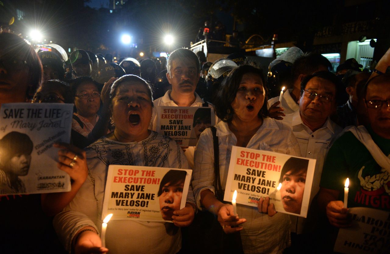 Supports of Filipina Mary Jane Veloso, who was scheduled for execution, hold a candlelight vigil in front of the Indonesian Embassy in Manila, Philippines, on April 28.
