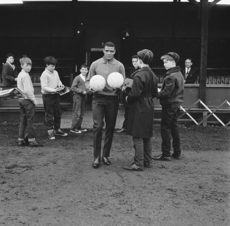 Johanneson struggled to adapt to life in England after escaping Apartheid. He found it difficult to reconcile that he could sit at the front of restaurants and share baths with his white teammates.