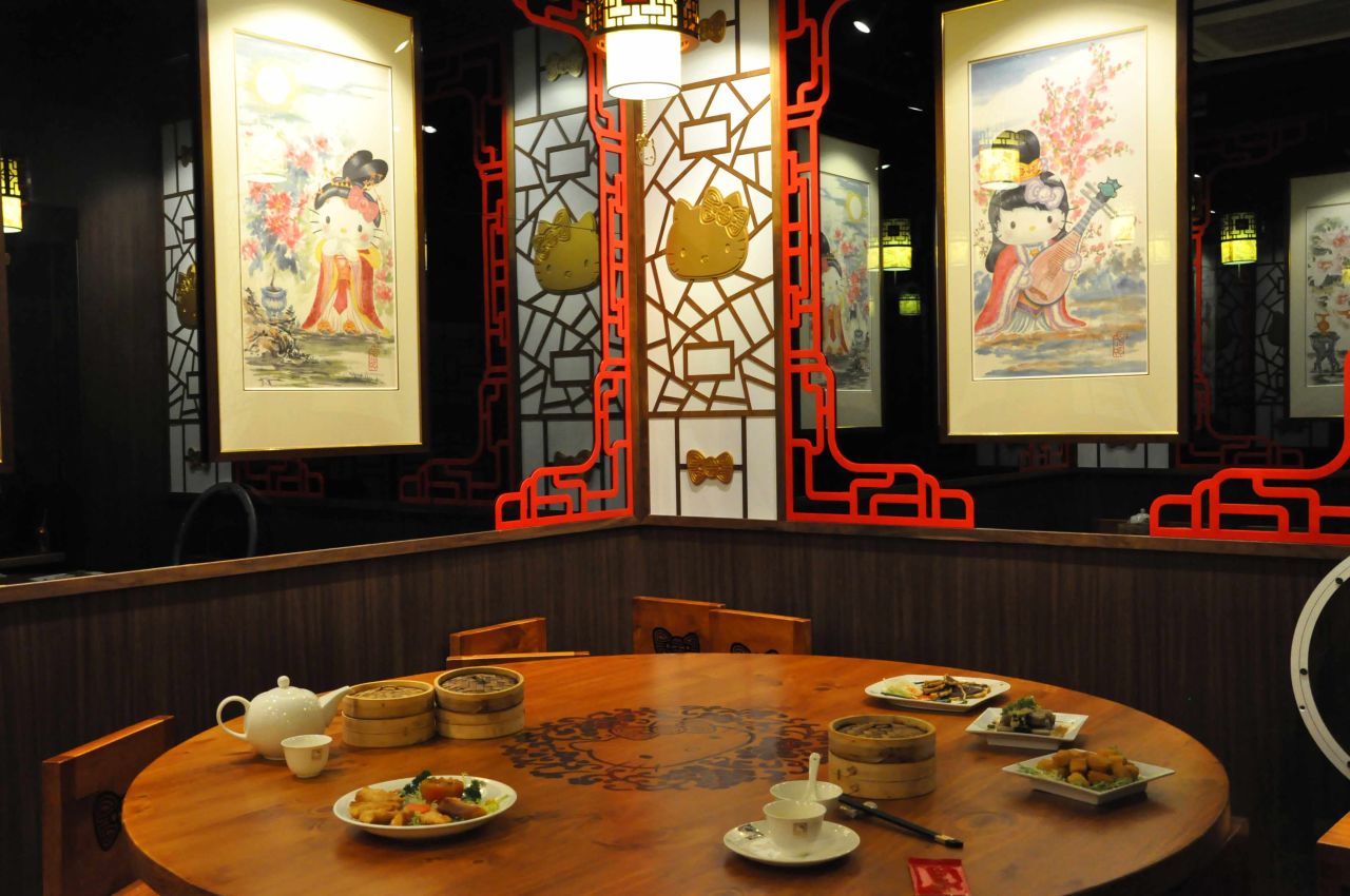 Apple House (the VIP room) features Hello Kitty as China's four ancient beauties in Chinese-style scroll paintings. 