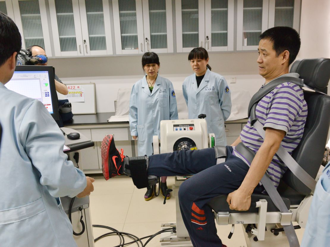 Nie Haisheng undergoes an isokinetic muscle test.