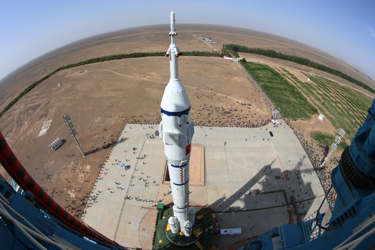 Hours before launch, the Shenzhou-10 spaceship arrives at the launch site.