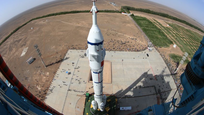 Hours before the launch, the Shenzhou-10 spaceship arrived at the launch site at the speed of 15-20 meters per minute in one hour.