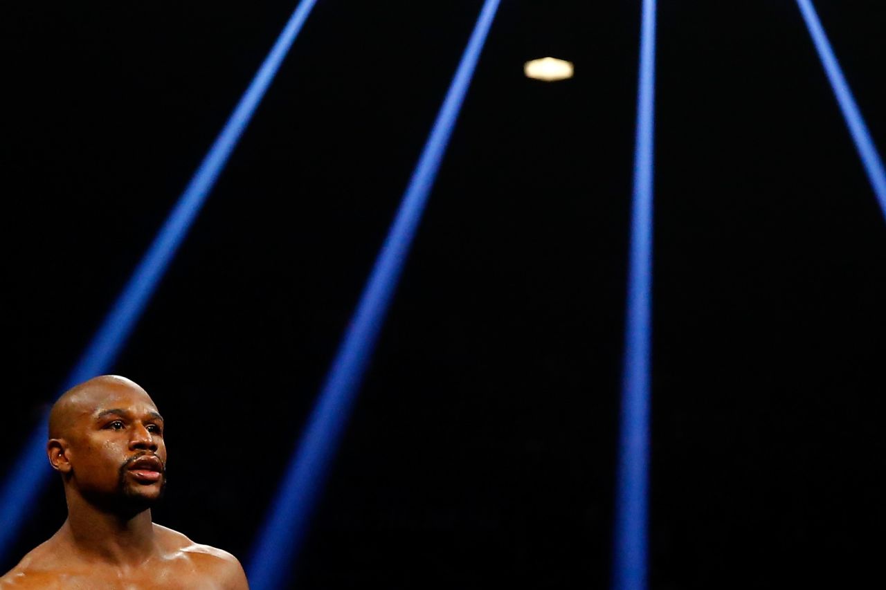 Floyd Mayweather was the victor in the welterweight world championship unification bout.