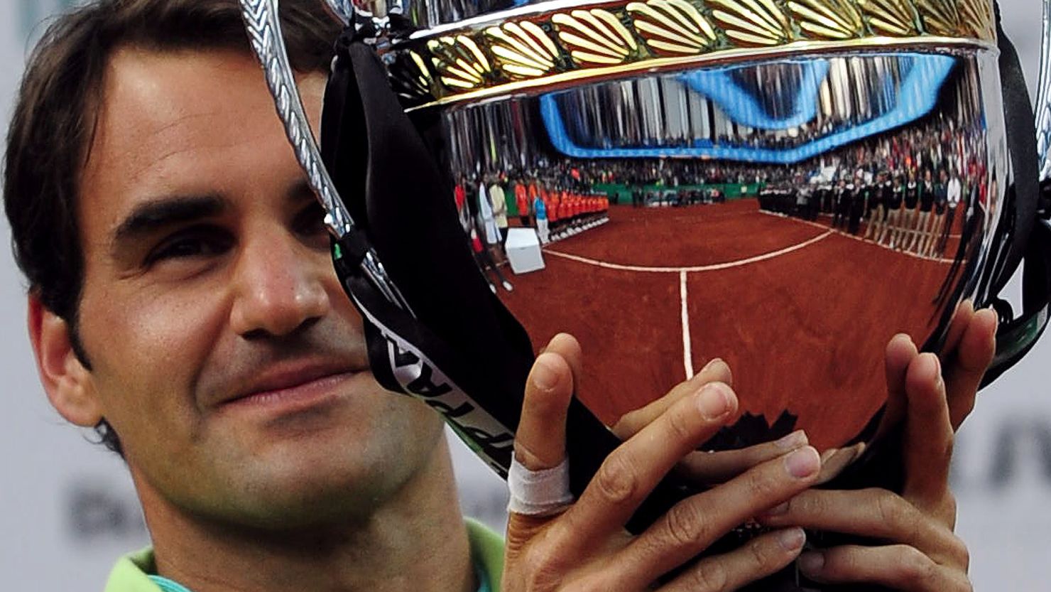 Roger Federer lifts his 85th ATP World Tour title with a straight sets win over Pablo Cuevas at the Istanbul Open.