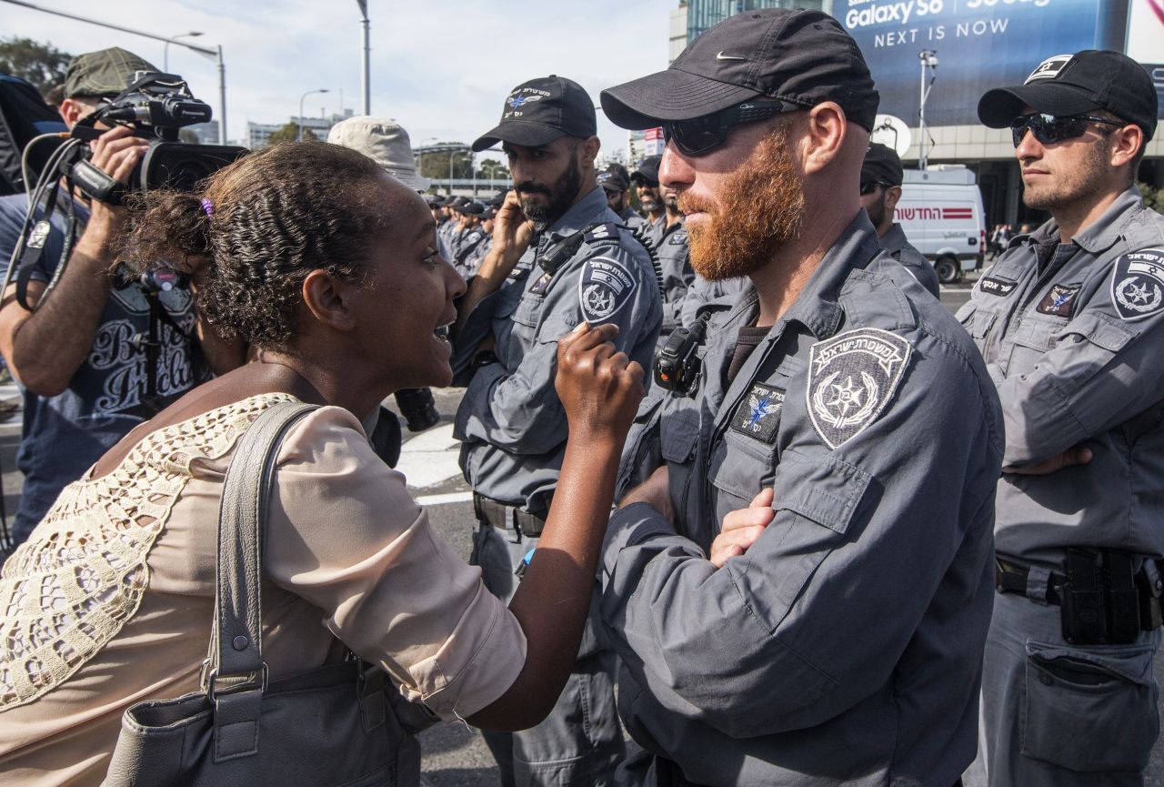 An Israeli woman from the Ethiopian community argues with Israeli security forces.