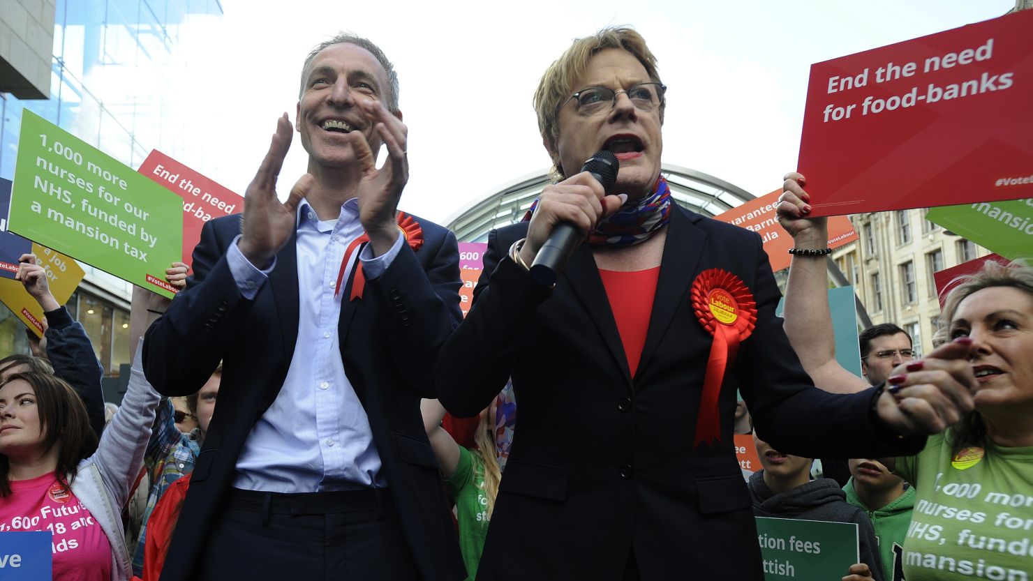 Scottish Labour Party Leader Jim Murphy (L) campaigns with British comedian and actor Eddie Izzard in Glasgow City Centre on May 4, 2015. Britain goes to the polls to elect a new parliament on May 7.