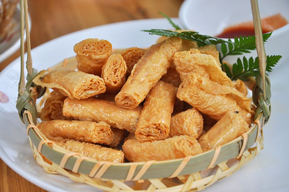 A favorite Hangzhou snack, deep-fried bean curd roll is addictingly crispy. Some are packed with small bits of pork. <br />The snack is available all over China, but it's most famous here because bean curd is a specialty from Sixiang, Hangzhou. It usually comes with a sweet and sour dip.