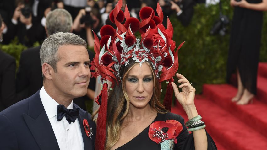 Sarah Jessica Parker and Andy Cohen arrive at the Costume Institute Gala Benefit at The Metropolitan Museum of Art May 5, 2015 in New York.  AFP PHOTO / TIMOTHY A. CLARY        (Photo credit should read TIMOTHY A. CLARY/AFP/Getty Images)