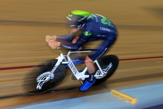 Wiggins' former Team Sky colleague Alex Dowsett set the latest leading mark of 52.937 km (32.894 miles) in Manchester on May 2, 2015. 