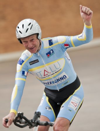 Longo's coach Jean-Pierre Demenois set the "Master 65" category record of 42.614 km in 2011. 