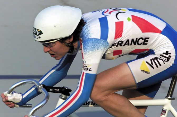 French cyclist Jeannie Longo set the women's record four times in the 1980s and '90s. Before unification, the leading mark was 46.065 km set by Dutch rider Leontien van Moorsel in 2003, surpassing Longo.