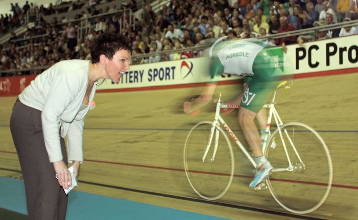 Boardman, cheered on by his wife Sally, was the first to break the record under the new "old" criteria. He set 49.441 km in Manchester in 2000 -- just 10 meters better than Merckx -- as he ended his illustrious career.  