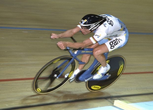Not to be outdone, Boardman employed Obree's new "Superman" position to set a new mark of 56.3759 km. Appalled, the UCI reset the record to 1972 and ruled that all future attempts must use the technology available to Merckx at that time. 
