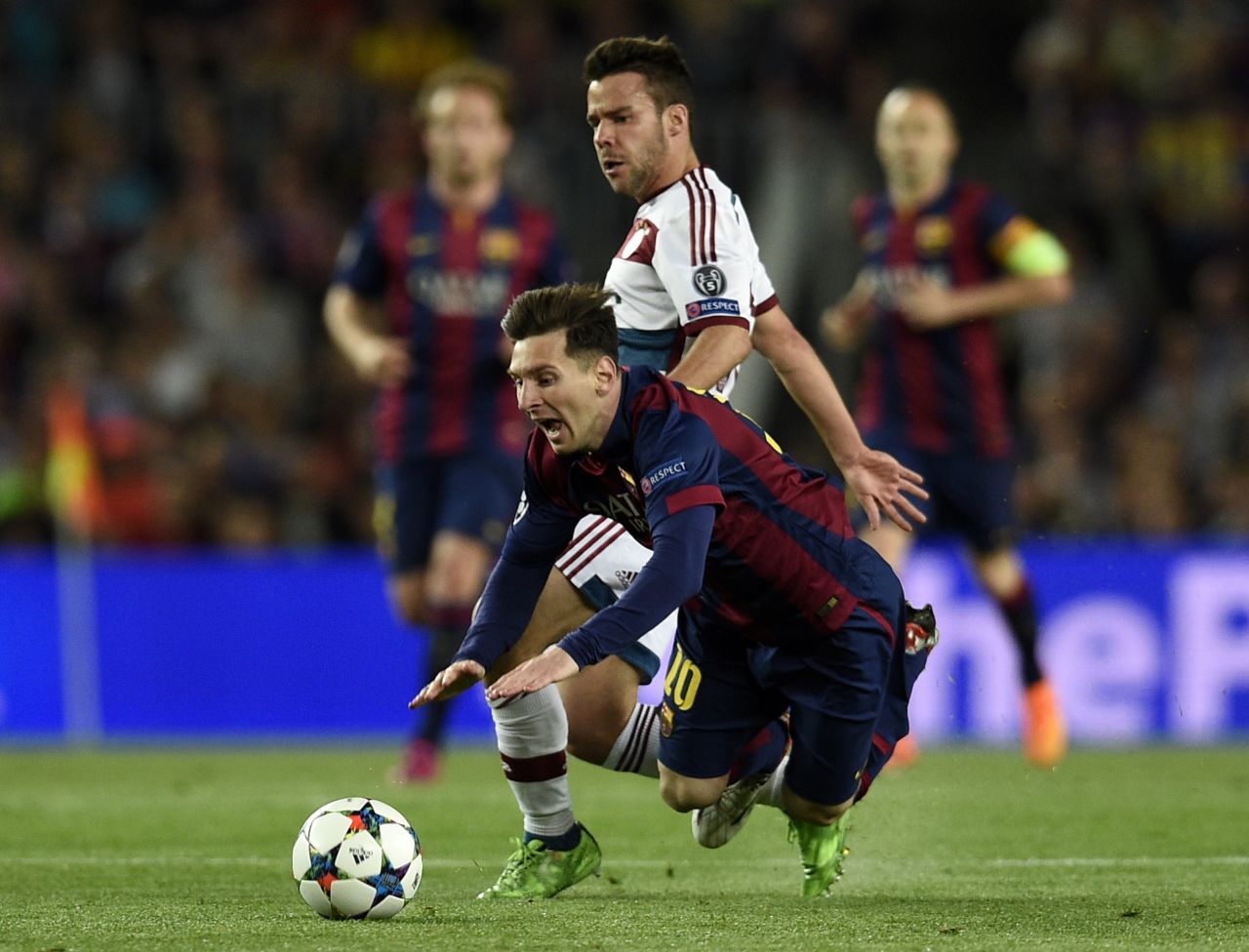 Barcelona's Argentinian forward Lionel Messi (Front) vies with Bayern Munich's Spanish defender Juan Bernat during the UEFA Champions League football match FC Barcelona vs FC Bayern Muenchen at the Camp Nou stadium in Barcelona on May 6, 2015. AFP PHOTO/ LLUIS GENE 