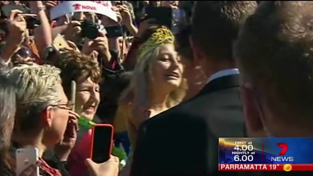 cnnee aussie girl steals a kiss from prince harry_00002401.jpg