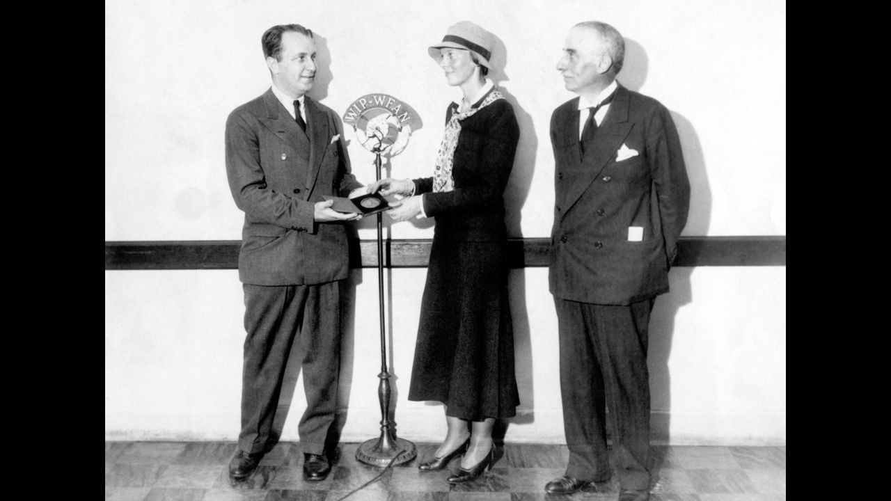 In October 1932, Earhart received the Gimbel Medal as the "most outstanding woman in America" that year.
