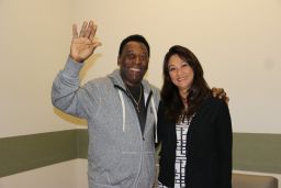 Pele waves as he leaves the hospital Saturday. 