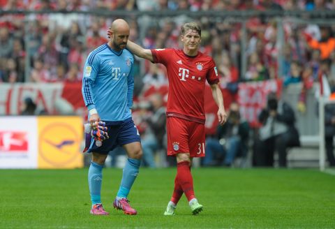 Barcelona will take a 3-0 lead to Germany in the second leg of the Champions League semifinal against Bayern Munich, which suffered a fourth successive defeat after stand-in goalkeeper Pepe Reina (L) was sent off inside 15 minutes in the 1-0 loss to Augsburg.