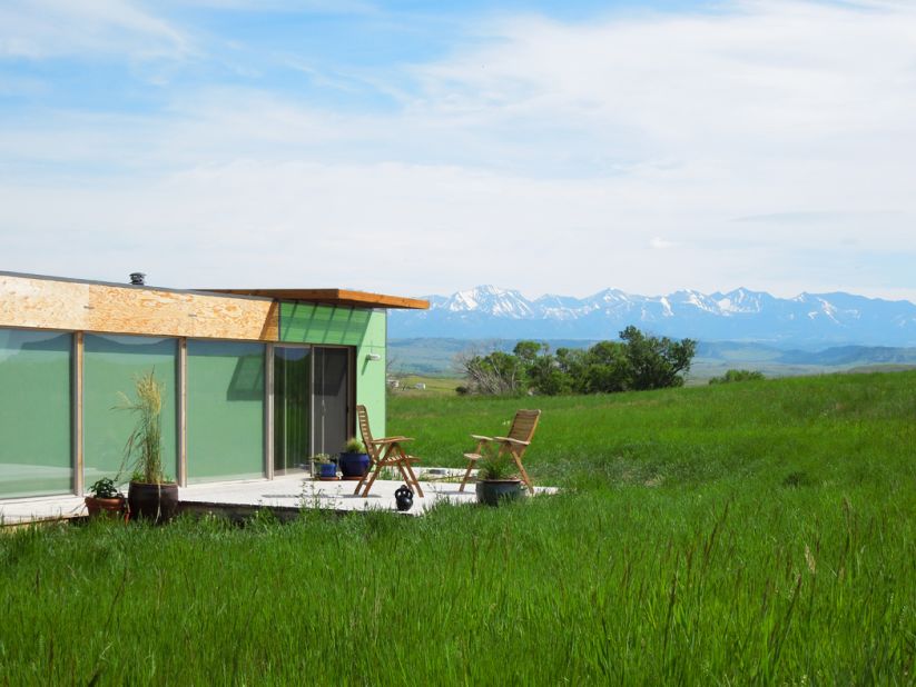 This little house on the prairie is 15 minutes from the historic town of Livingston, where a clever DIY'er had the idea to cloak an old shipping container in plywood and fill it with mod furnishings.
