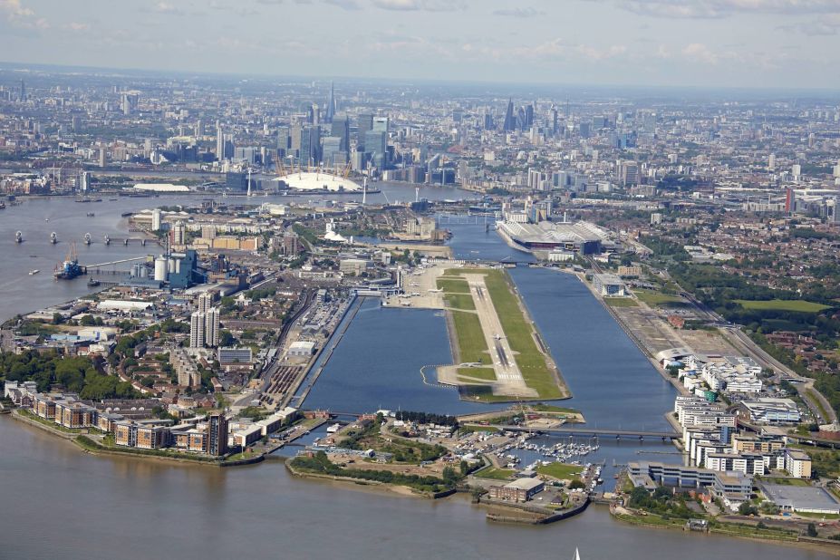 <strong>8. London City Airport (UK): </strong>On a sunny day or as night falls, flying into London City Airport affords unforgettable views of the Thames and London landmarks, including famous skyscraper The Shard.