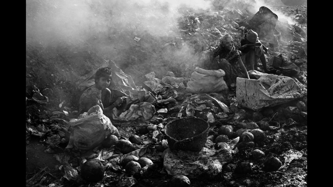 Daily life at the Anandabazar dump in Chittagong.