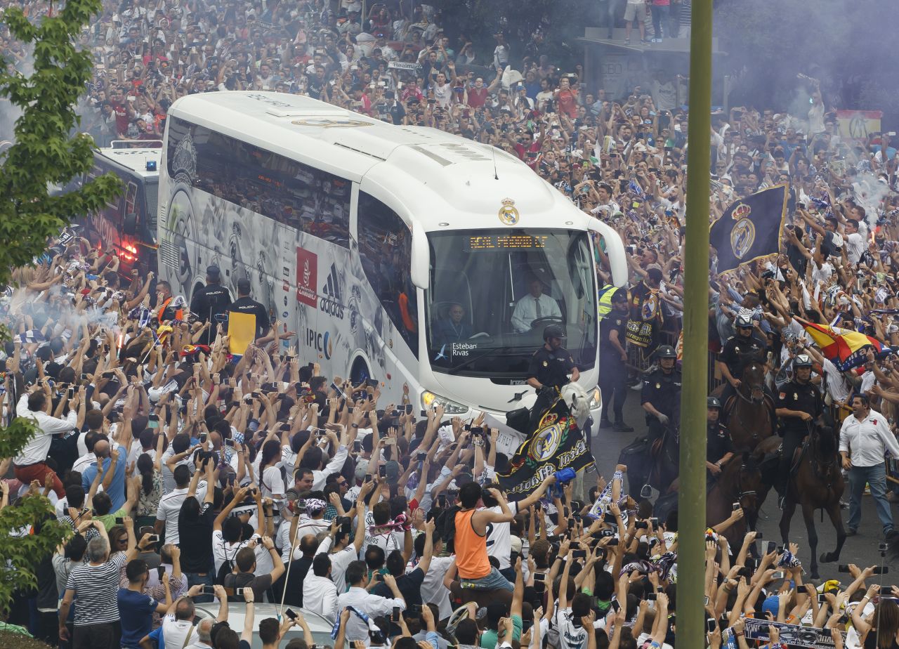 A crowd of 74,500 turned up for the match, which was played in sweltering heat.