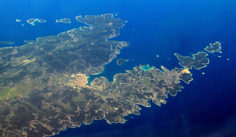 Management consultant Stefano Sarao made a game for himself when flying over Croatia. Having sailed the waters for several years, he figured he'd be able to identify the main islands. It was hard-going, he says: "When you're 33,000 feet high everything looks different and I had a hard time getting my bearings."