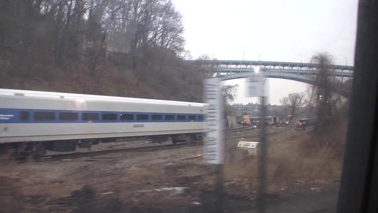 cnnee pkg gonzalez amtrak train_00002616.jpg