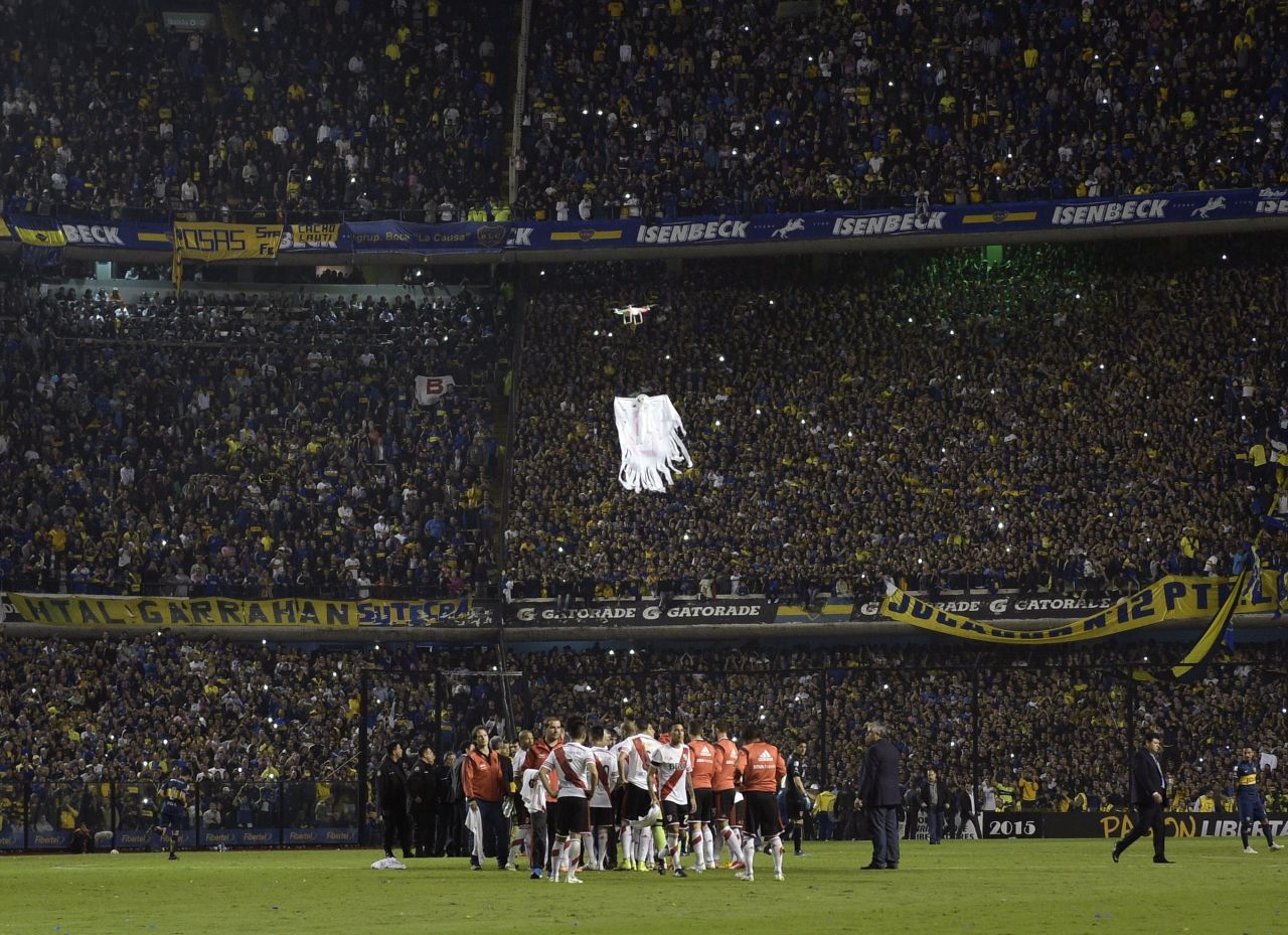 Prior to the match, Boca's fans flew a drone over the pitch mocking River. The drone related to River's relegation to the second tier of Argentine football in 2011.