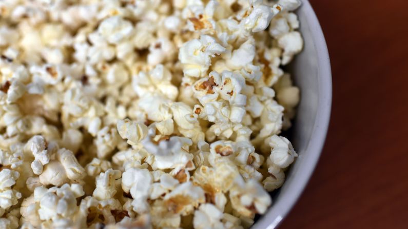 When prepared the old-fashioned way, either over the stove or in a popcorn maker, popcorn makes for a delicious whole-grain snack. For the most nutritious low-calorie option, steer clear of microwaved packs, salt and butter.