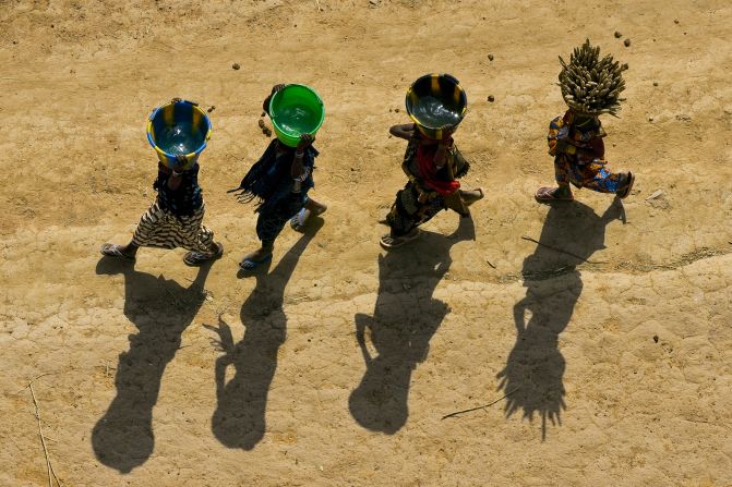 "During Africa's dry season, women and girls often travel 10 km on foot to collect water for household tasks," explained Arthus-Bertrand's agency.<br />"In Sub-Saharan Africa, it is estimated that this task takes up 40 billion hours a year."