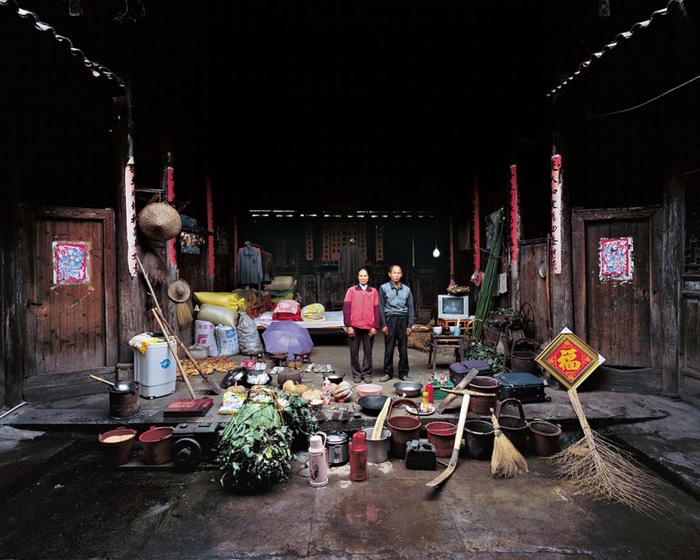 This manor in Shuiyuantou Village, Guilin City in Guangxi Zhuang Autonomous Region is comparable in size and scale to a village in its own right. Its history began in the Ming Dynasty, when a government official of the Qin family from Shandong traveled over a long distance to this place, where he was so impressed by the fengshui that he decided to settle down here and start a family. The family continued to grow over the generations, expanding their home into a large group of houses, now known as the "Qin family manor."