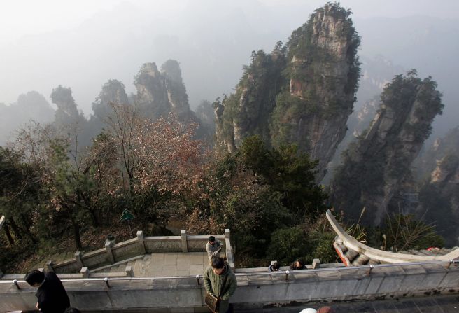 The area is home to striking sandstone and quartz cliffs, making dramatic landscapes. There are more than 3,000 narrow sandstone pillars and gorges with many pools, streams and waterfalls.