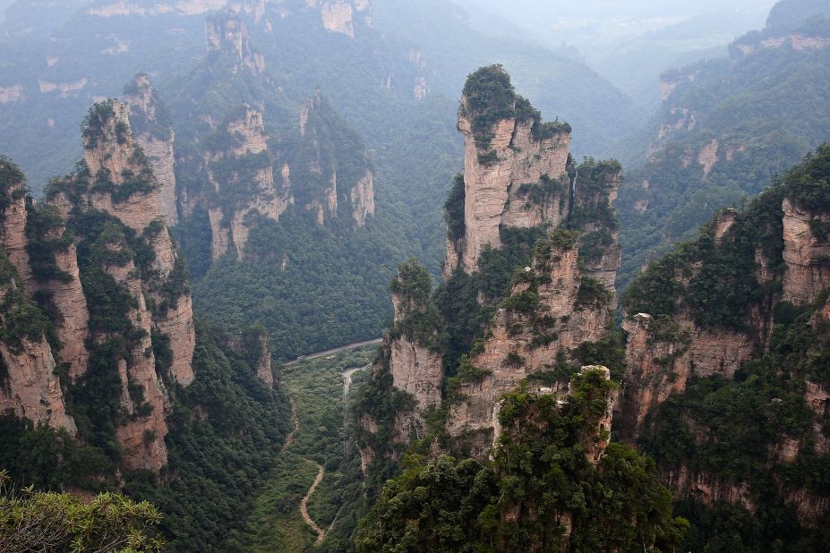 Hunan Province, home to striking quartz cliffs and scenery, is a popular tourist destination. Part of it is said to have inspired the creation of "Pandora" in James Cameron's "Avatar."