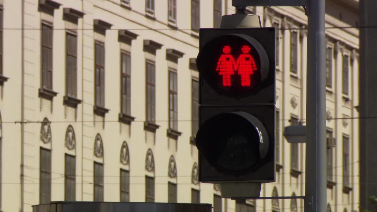 cnnee vo gay themed traffic lights_00001229.jpg