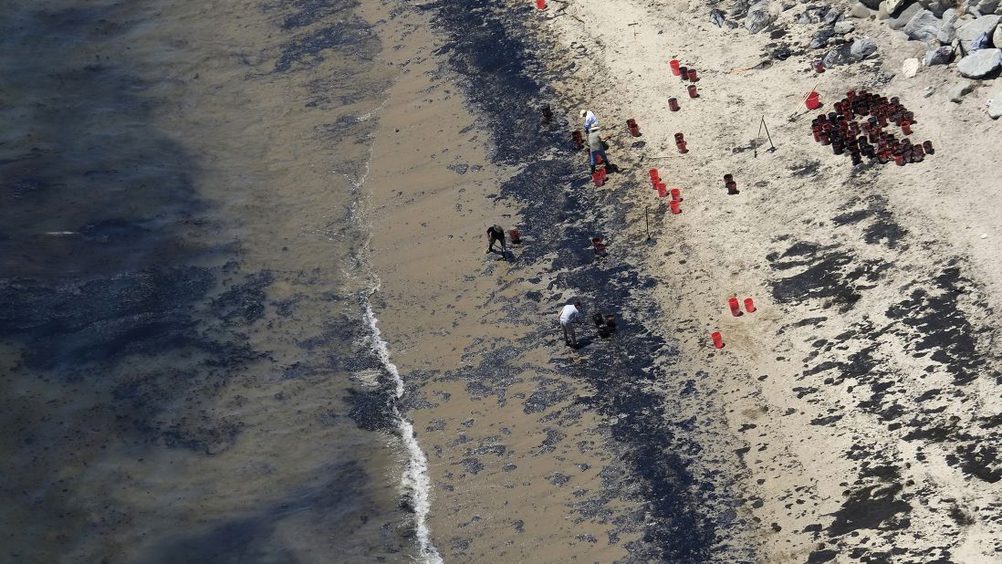 Volunteers fill buckets with oil on May 20.