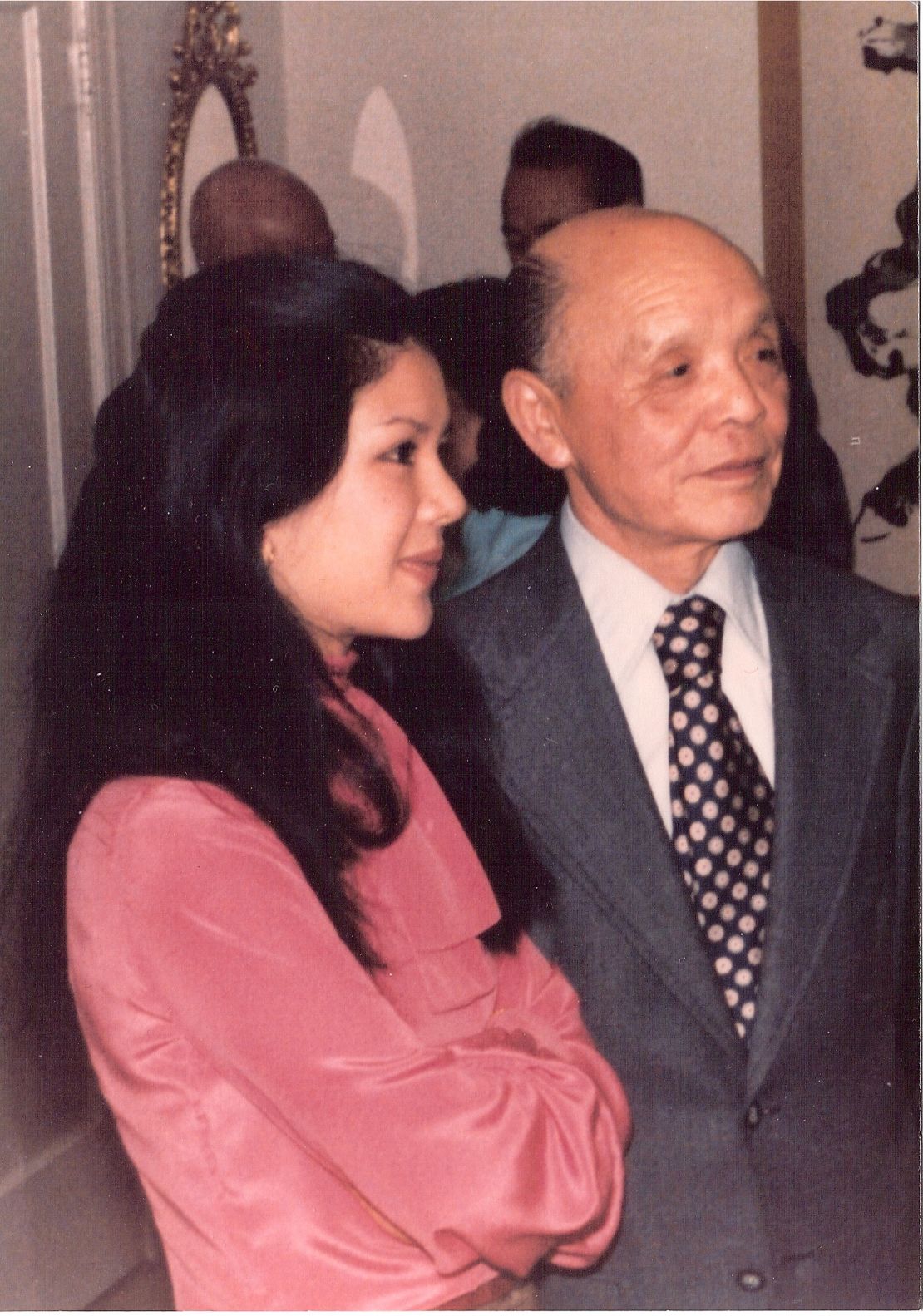 A photo of Manli Ho (L) and Dr. Ho Feng Shan (R) in 1977.