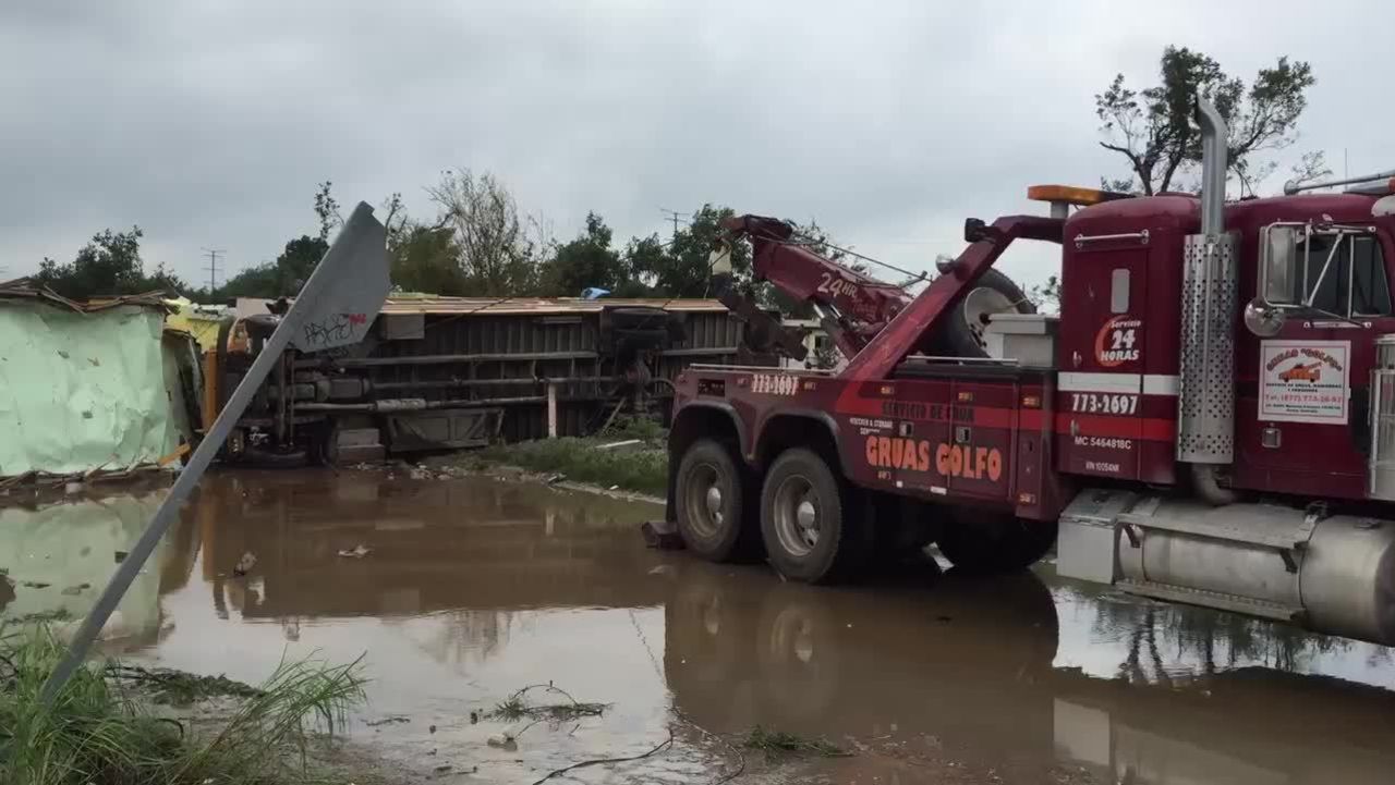 cnnee vo acuna coahuila bus being moved_00000000.jpg