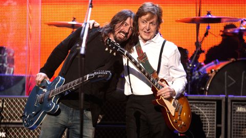 Paul McCartney and Dave Grohl perform at a ceremony honoring McCartney in 2012.