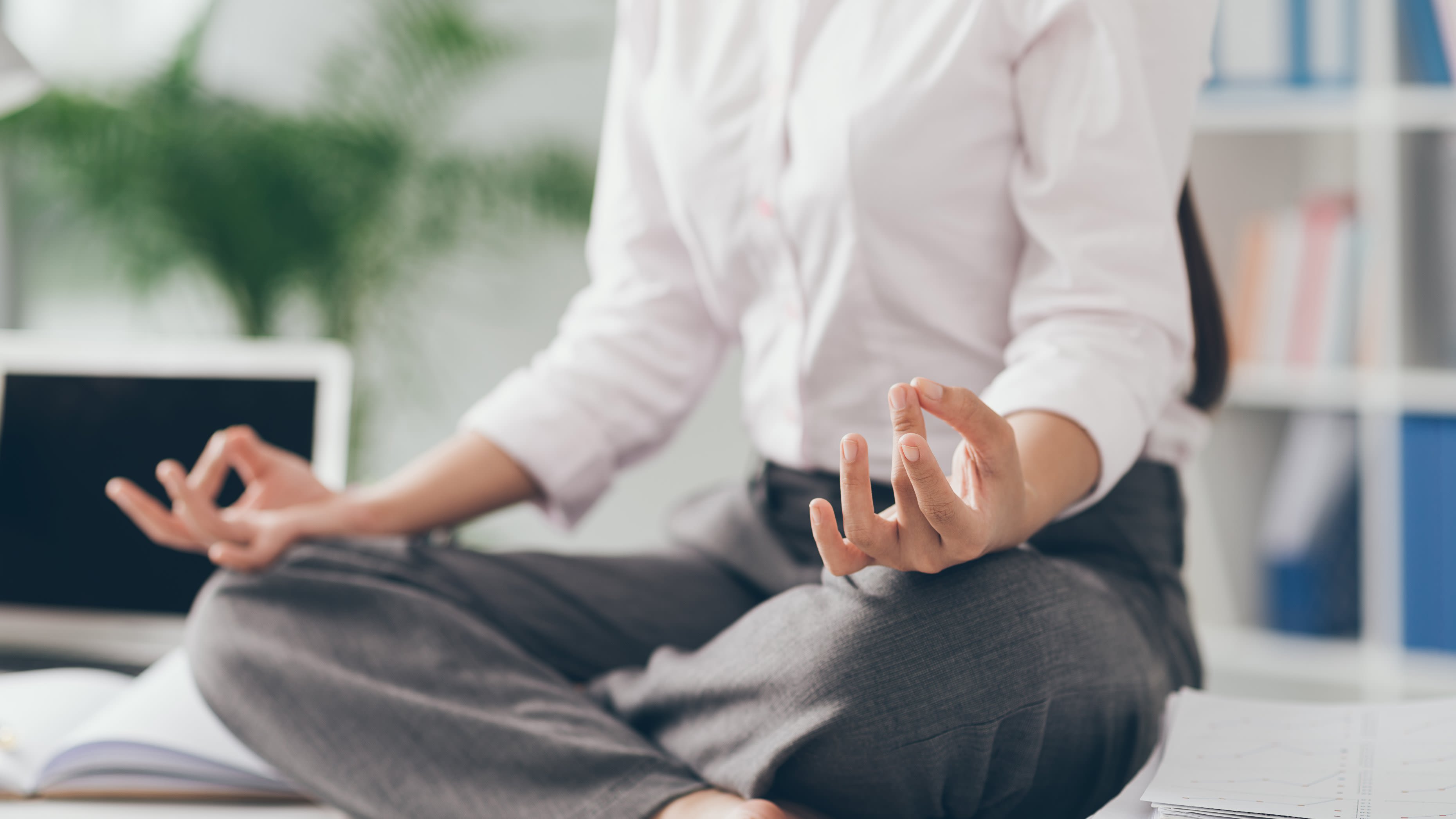 Office yoga Zen: 5 ways to focus and reduce stress